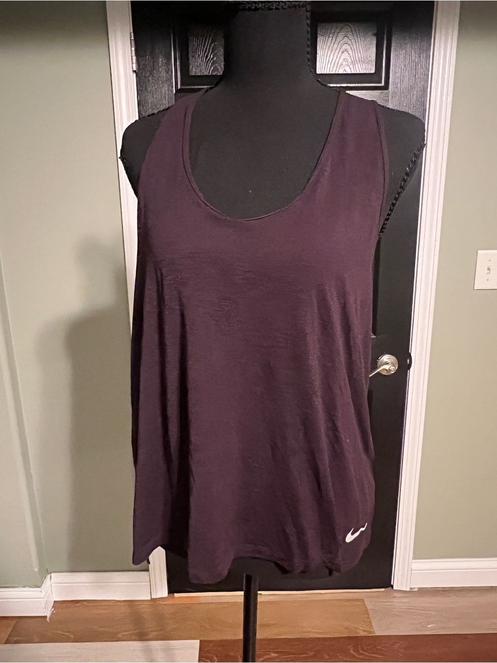 NikeāWomen's Sleeveless Scoop Neck Tank Top - Plum